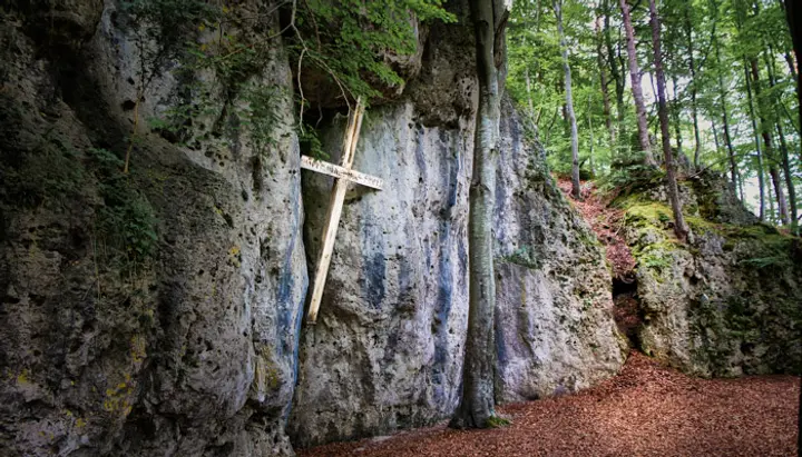 Rundweg Betzenstein, bei der Höhle Klauskirche am Freizeitpark