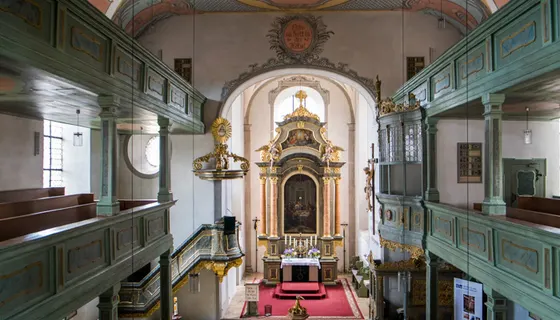 Innenansicht der Kirche in Betzenstein, Blick auf Altar von der Empore aus