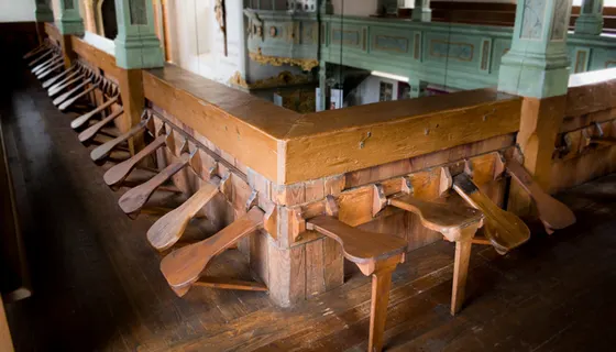 Kirche in Betzenstein, klappbare Sitze auf der Empore