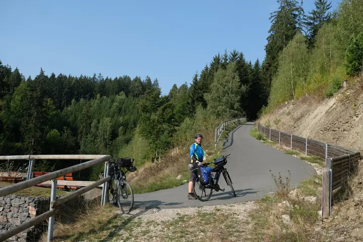 16% Steigung - es geht über den Bergrücken im Schiefergebirge/Obere Saale