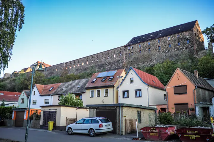 Wettin - unten die Wohnhäuser, oben die Burganlage