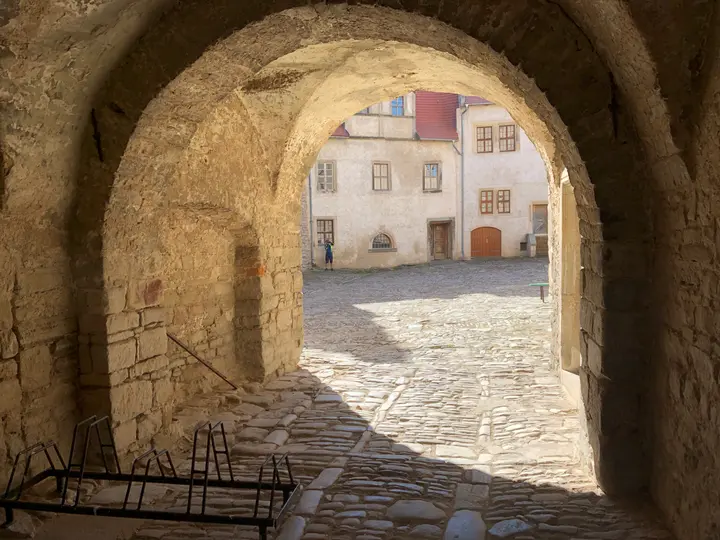 Durchgang zum Innenhof, Schloss Plötzkau