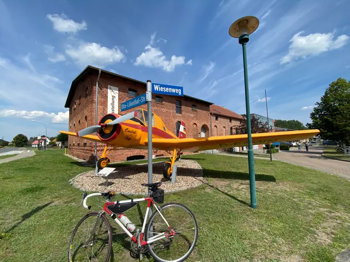 Alter Agrarflieger vor dem Lilienthalmuseum in Stölln