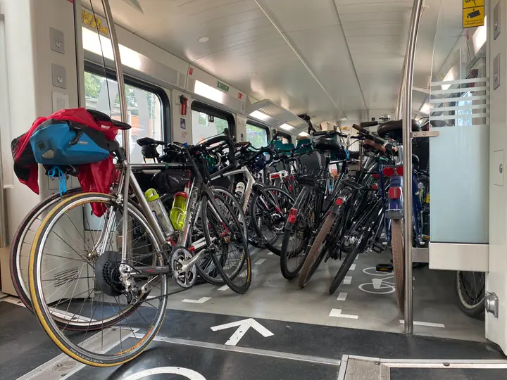 Mit Fahrrädern überfüllte Regionalbahn