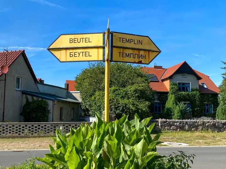 Kyrillische Strassenschilder in Röddelin