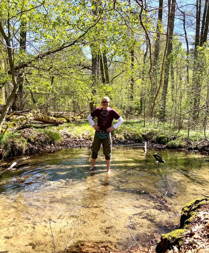 Barfuss im kalten Wasser der Nieplitz