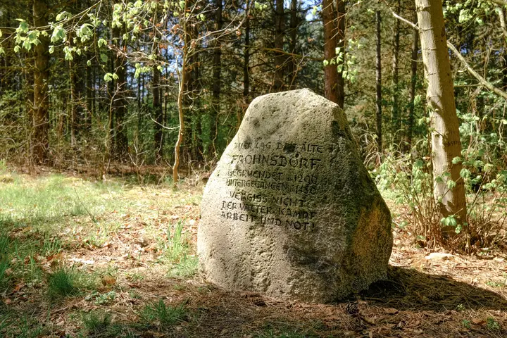 Gedenkstein für das alte Frohnsdorf