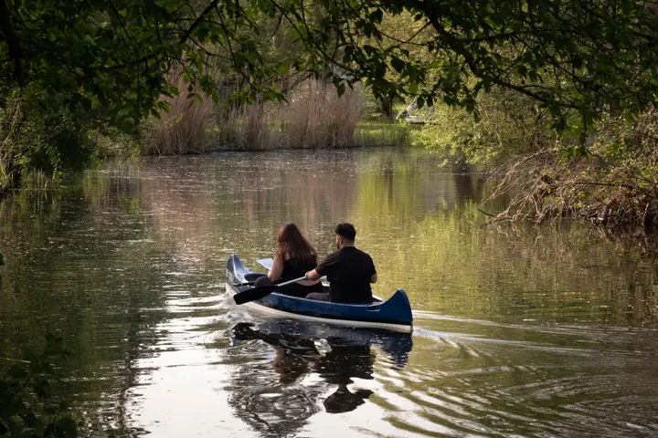 Kanufahrer auf den Kanälen der Tiefwerder Wiesen, Spandau