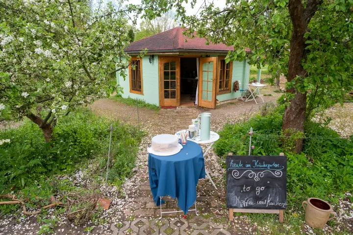 Kleiner Kaffeeausschank am Kräutergarten im Kloster Lehnin