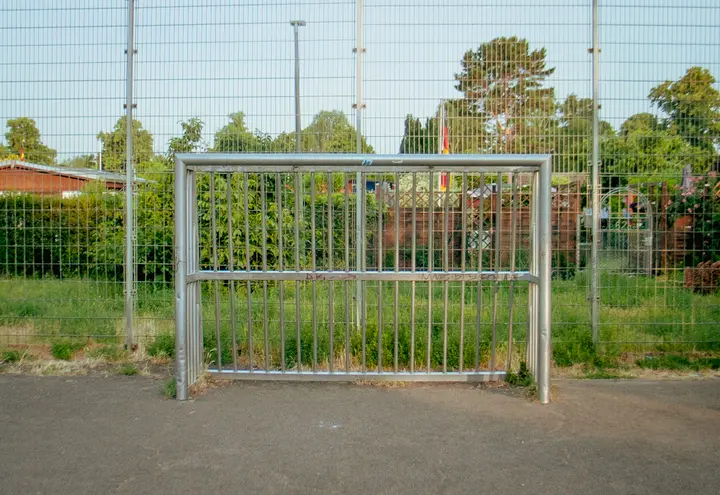RAW Foto 8: Fußball-Tor auf Sportplatz in Staaken