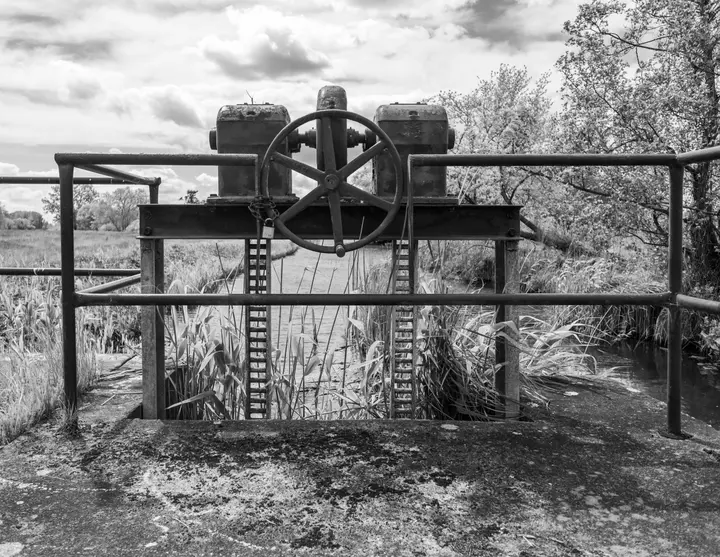Kleine Schleusenanlage an einem Kanal