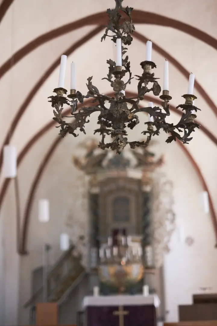 Wallfahrtskirche Tremmen, Kronleuchter über dem Taufbecken