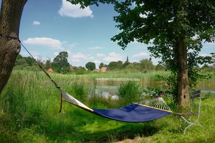 Hängematte vor dem See des Schlossgut Schwante