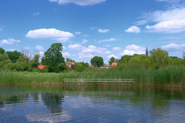 Installation 'everything is going to be alright' am See des Schlossgut Schwante