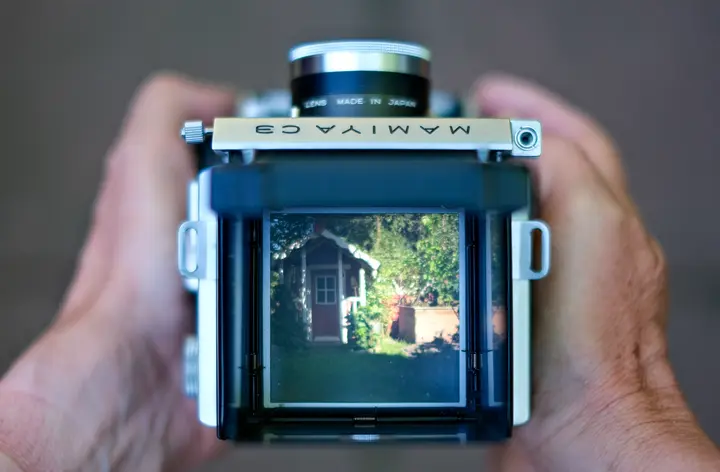 Aufsicht - die Mamiya C3 in den Händen