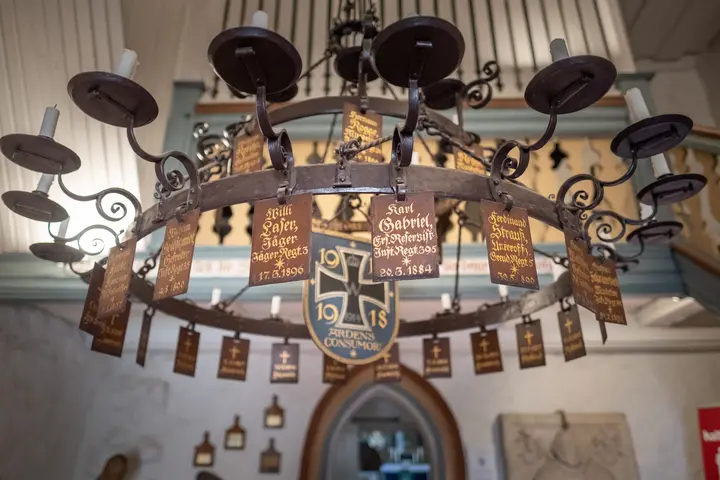 Gedenkleuchter der Kriegstoten des ersten Weltkrieges, Kirche Bötzow