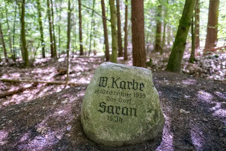 Gedenkstein für den Entdecker der Wüstung Saran