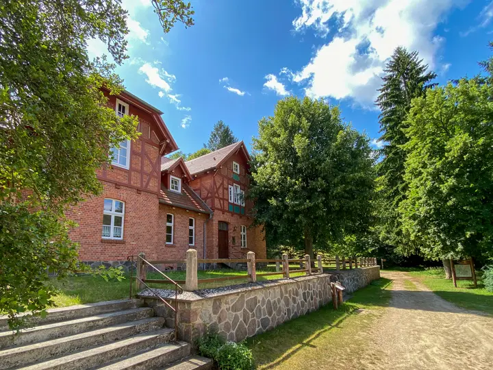 Altes Forsthaus im Ort Serrahn