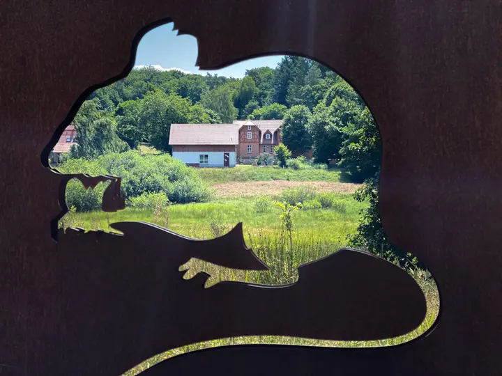 Blick auf den Ort Serrahn durch ein 'Guckloch'