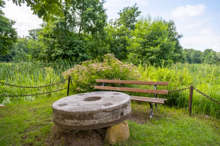 Tische aus Mühlrädern vor der Klosterruine