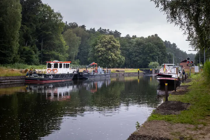 Wartende Schiffe vor der Schleuse Regow an der Ziegenfarm
