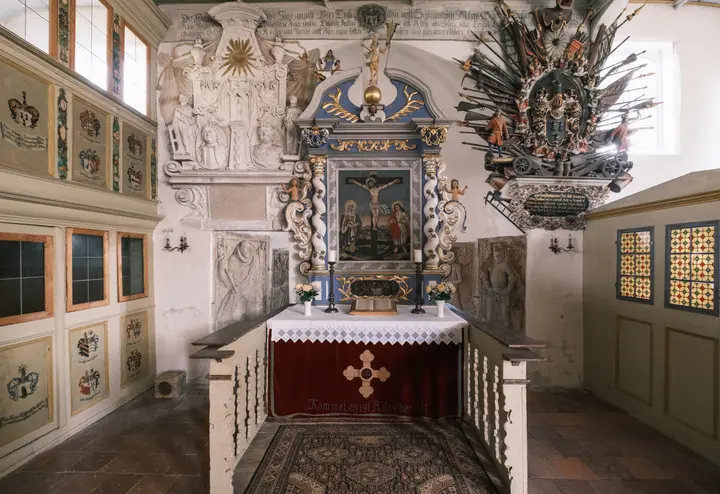 Altar der Kirche von Milow. Rechts das waffengespickte Gedenkschild, hinter dem Altar Grabplatten der Tresckows.