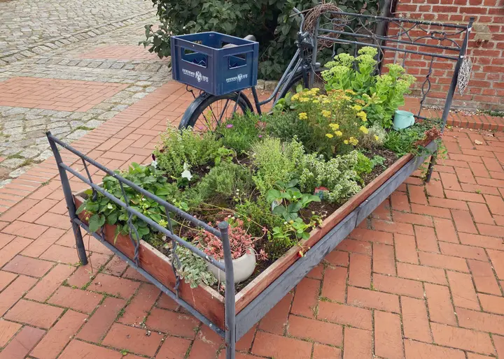 Ein Blumenbeet im Bett
