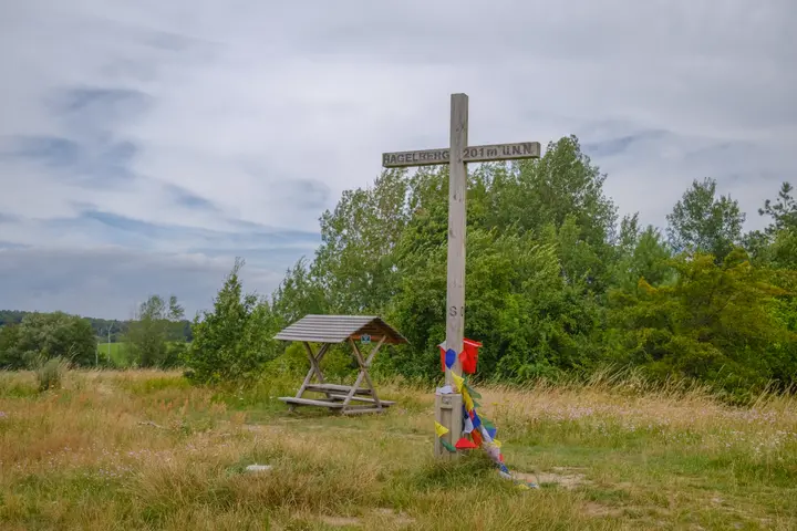 Der Hagelberg - Gipfelkreuz und Gipfelbuch