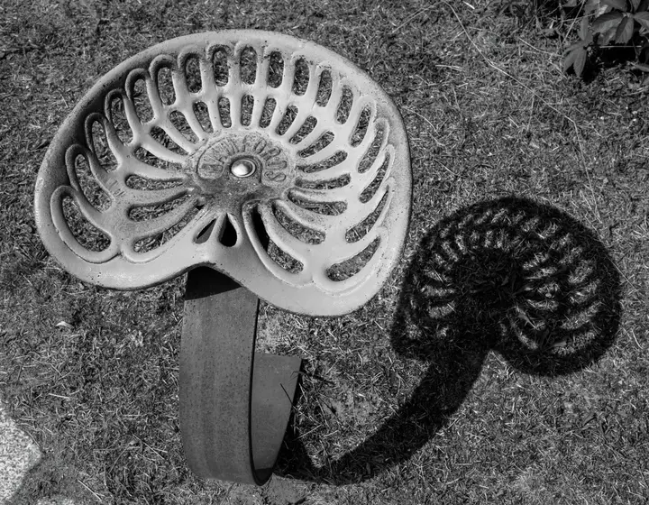 Alte Traktorsitze in Wandlitz gegenüber Kulturbühne