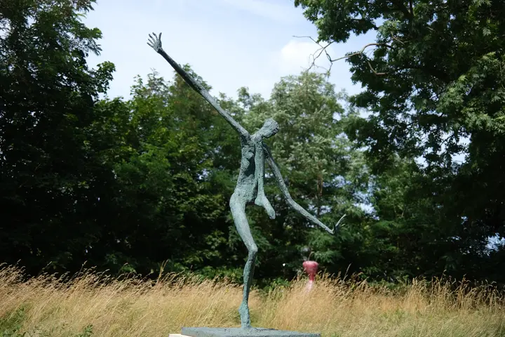 Kunstobjekt auf Kirchengelände in Wandlitz