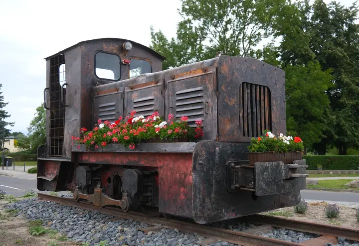 Alte Lok im Kreisverkehr in Wentow