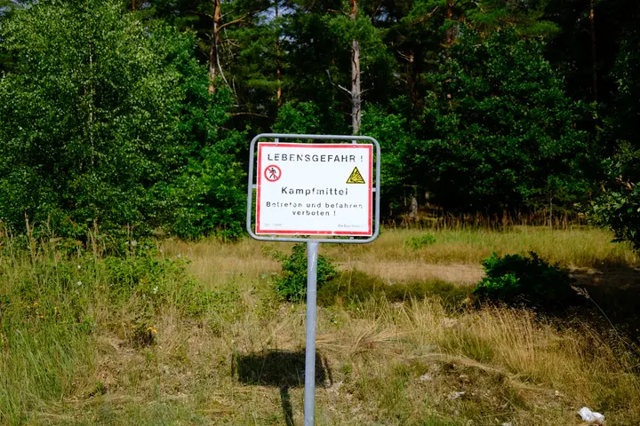 Warnschilder am Bombodrom