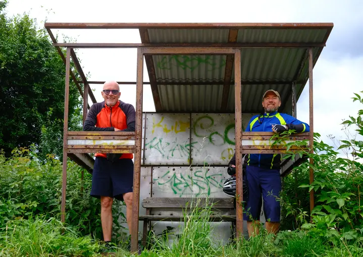 Alte Bushaltestelle mit kaputtem Dach
