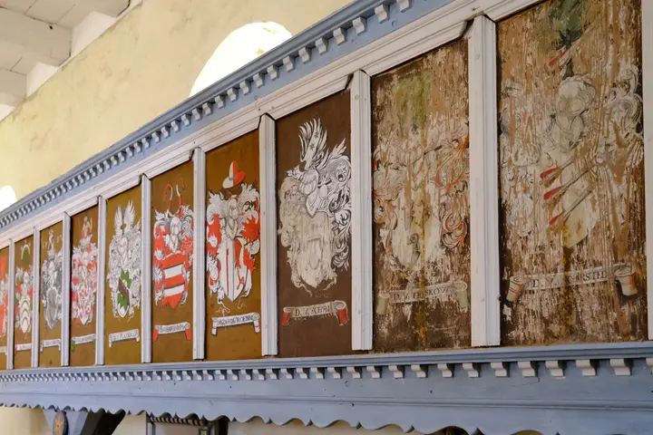 Wappen am Patronatsgestühl in der Kirche von Königsberg