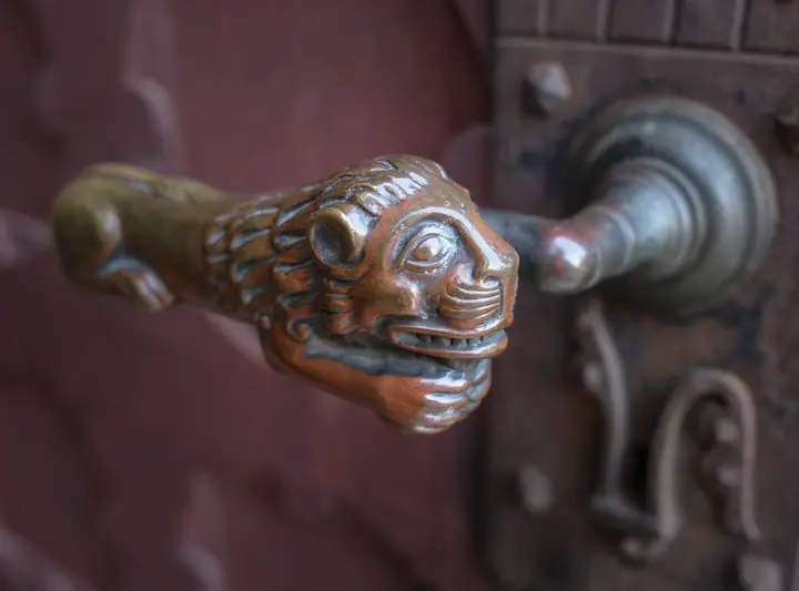 Löwenklinke an der Kirche Gröben