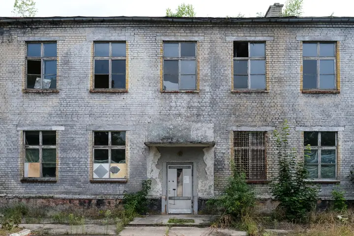 Verwaistes Gebäude am Apellplatz in der Friedensstadt Weißenberg