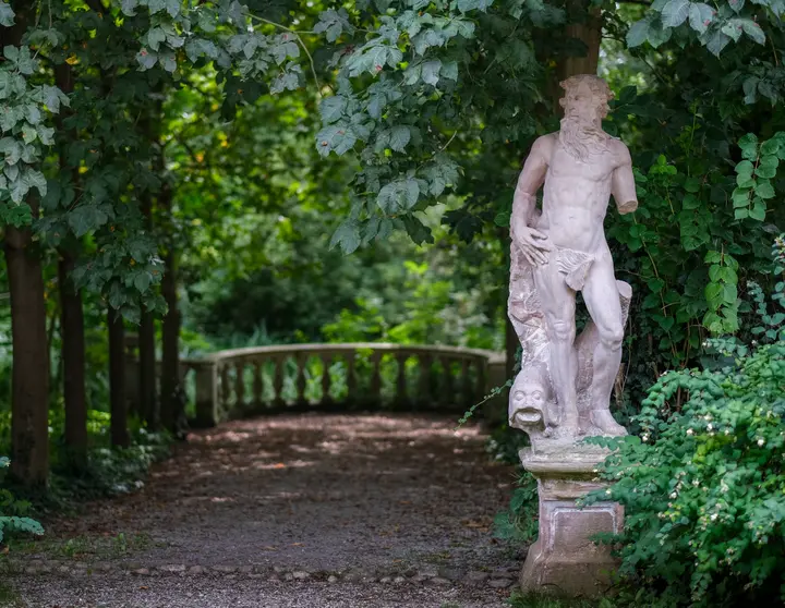 Statue gegenüber dem Schloss im Sudermann Park Blankensee