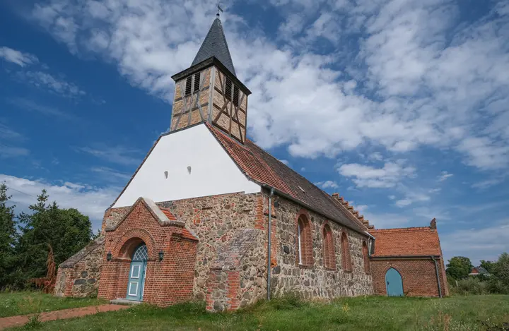 Weiß und Blau - Kirche in Dobbrikow
