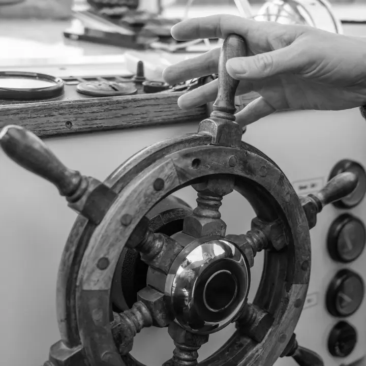 Nautischer Flair - Steuerrad des Bootes