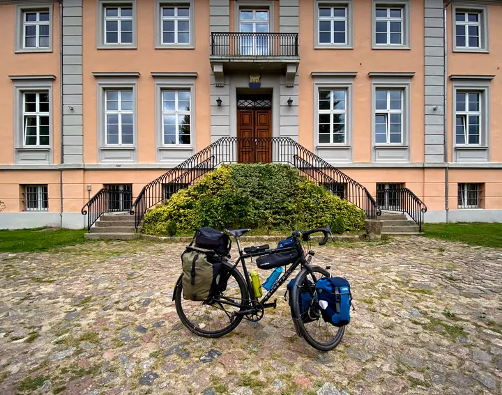 Geschafft! das Jobrad parkt vor dem Tagungshaus Lübbenow