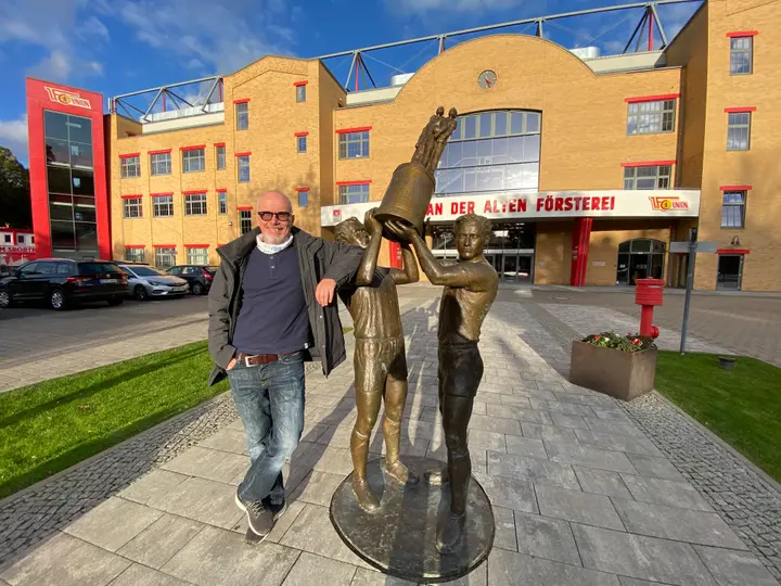 Detlef vor dem Stadion