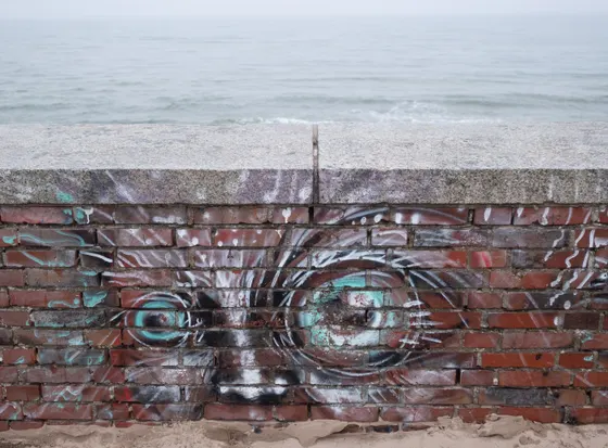 Wandgraffiti an der Kaimauer von Prora