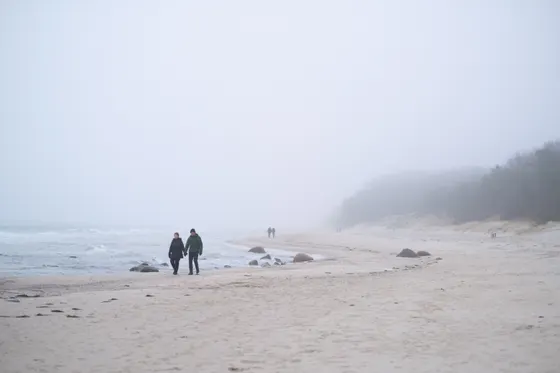 Einsame Wanderer am Strand von Bakenberg / Nonnevitz / Wittow
