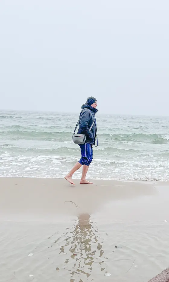 Barfuß am Strand im Winter