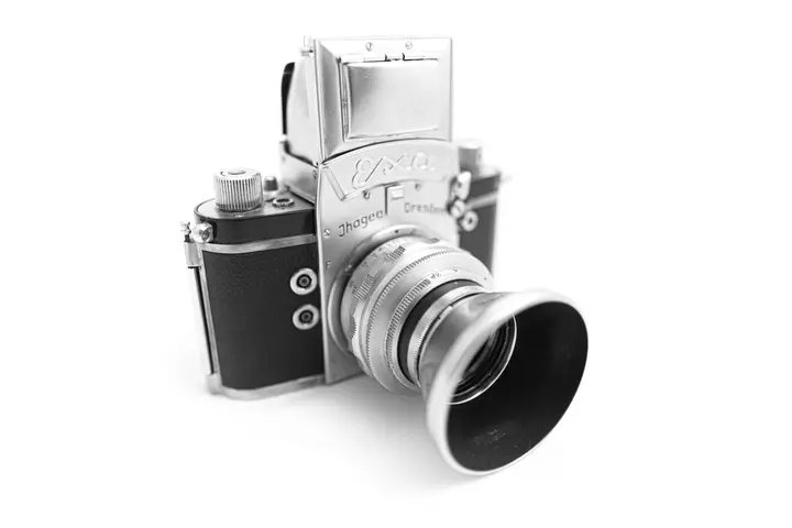 Die Exa 0 mit aufgeklapptem Faltlichtschachtsucher