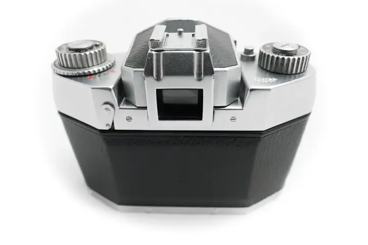 Rundes Design: Die Exa 1 mit Prismaaufsatz und Blitzschuh