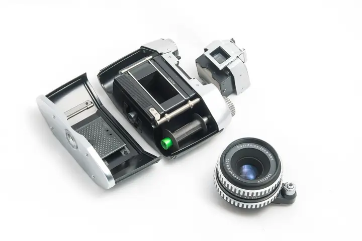 Exa demontiert; Rückwand, Objektiv, Sucher entfernt