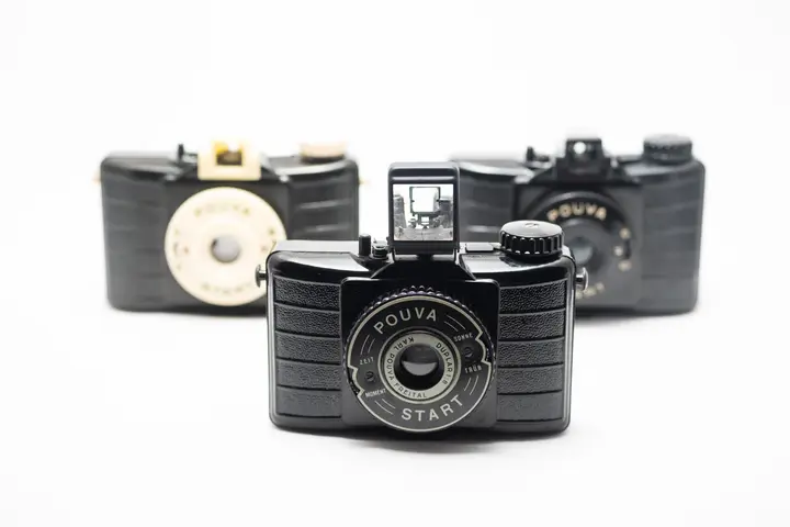 Pouva Start mit eingefahrenem Objektiv