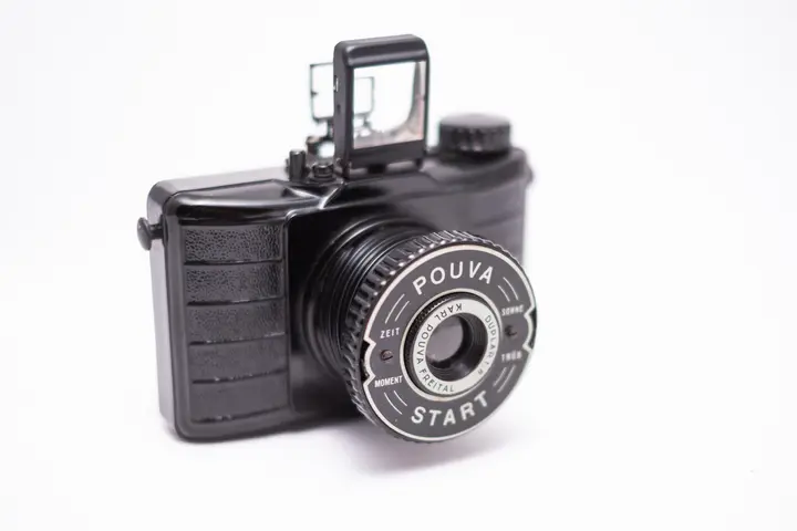 Pouva Start I mit aufgestelltem Sucher