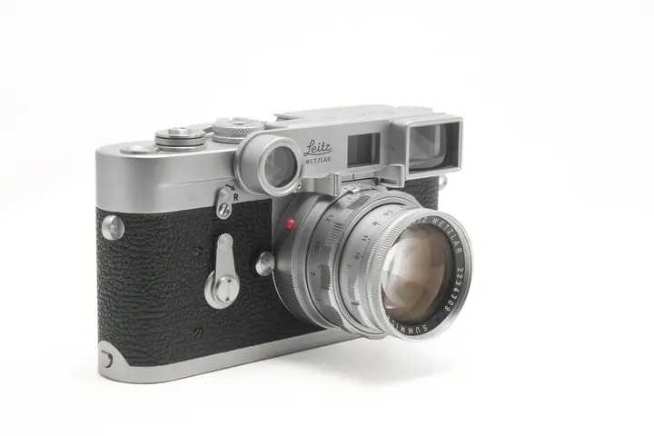 Leica M3 mit Nah-Summicron und (aufgesetzter) Brille
